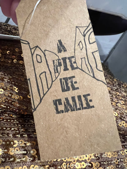 A PIE DE CALLE . Vestidor corto lentejuelas ocre T.u (m)