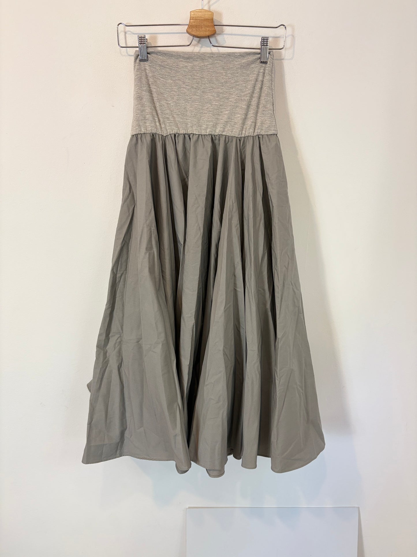 GIMAGUAS. Vestido/falda gris vuelo  Tu(s)