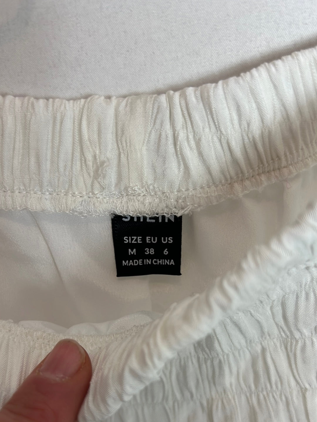 SHEIN. Pantalón corto blanco textura. T M