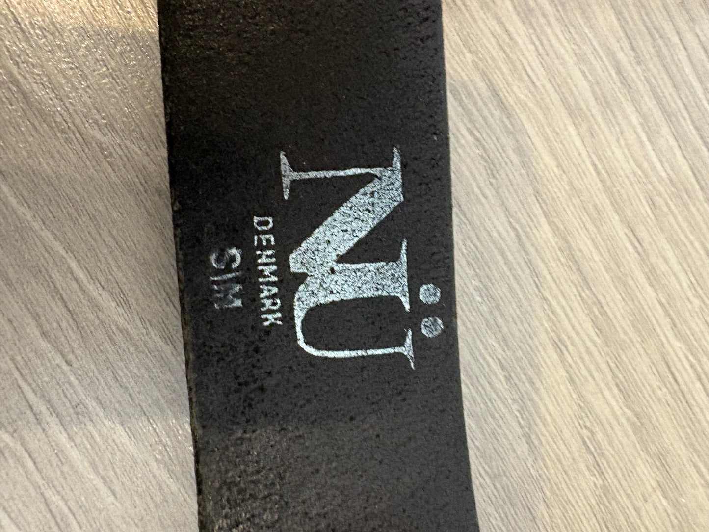 NÚ DENMARK. Cinturón marrón tachuelas