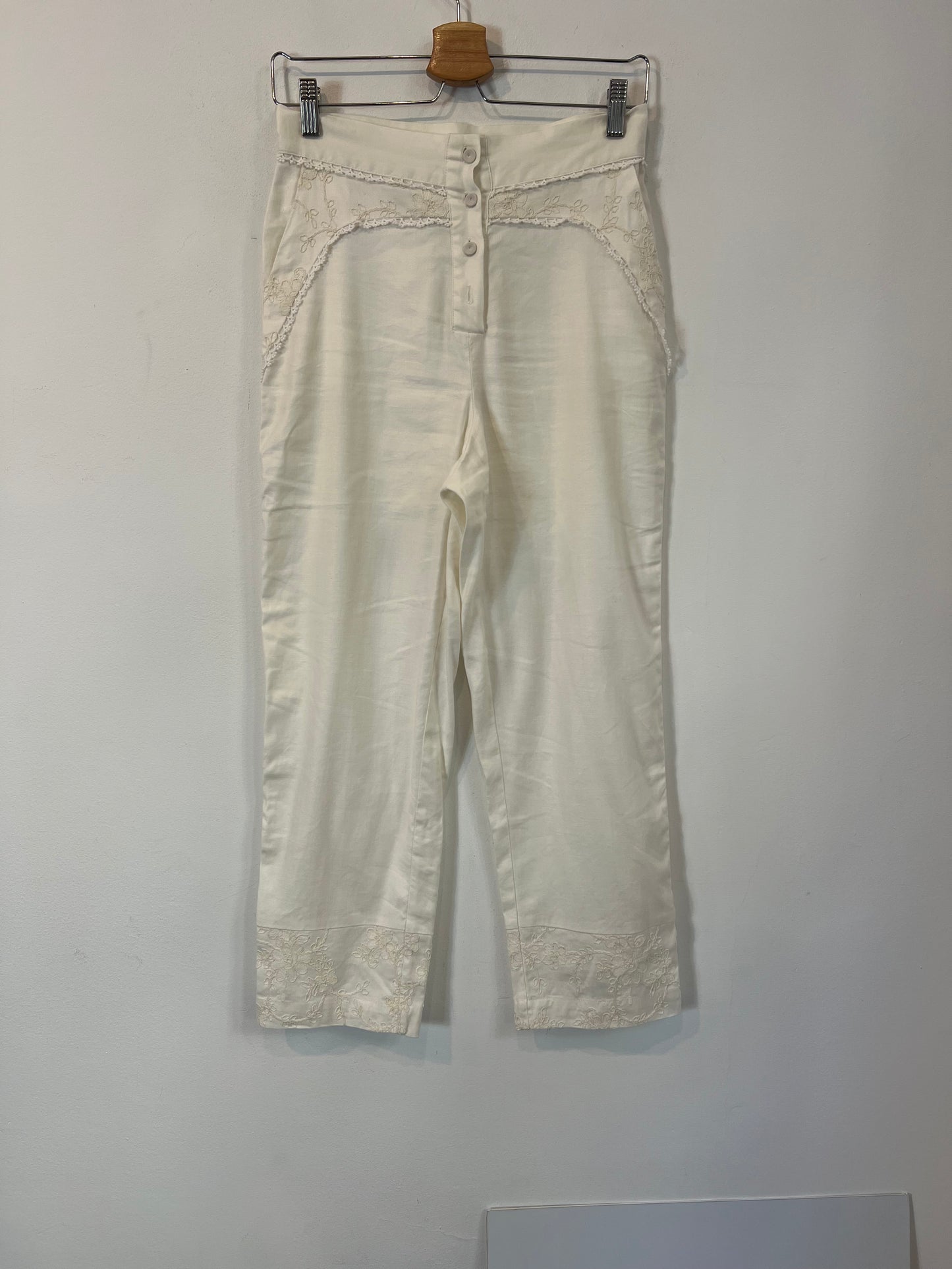 PEDRO DEL HIERRO. Pantalón blanco bordado T.36