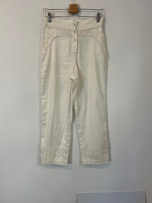 PEDRO DEL HIERRO. Pantalón blanco bordado T.36