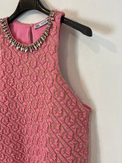 ZARA. Vestido rosa textura hilos dprados. T S