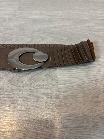 OTRAS. Cinturón marrón hebilla ovalada