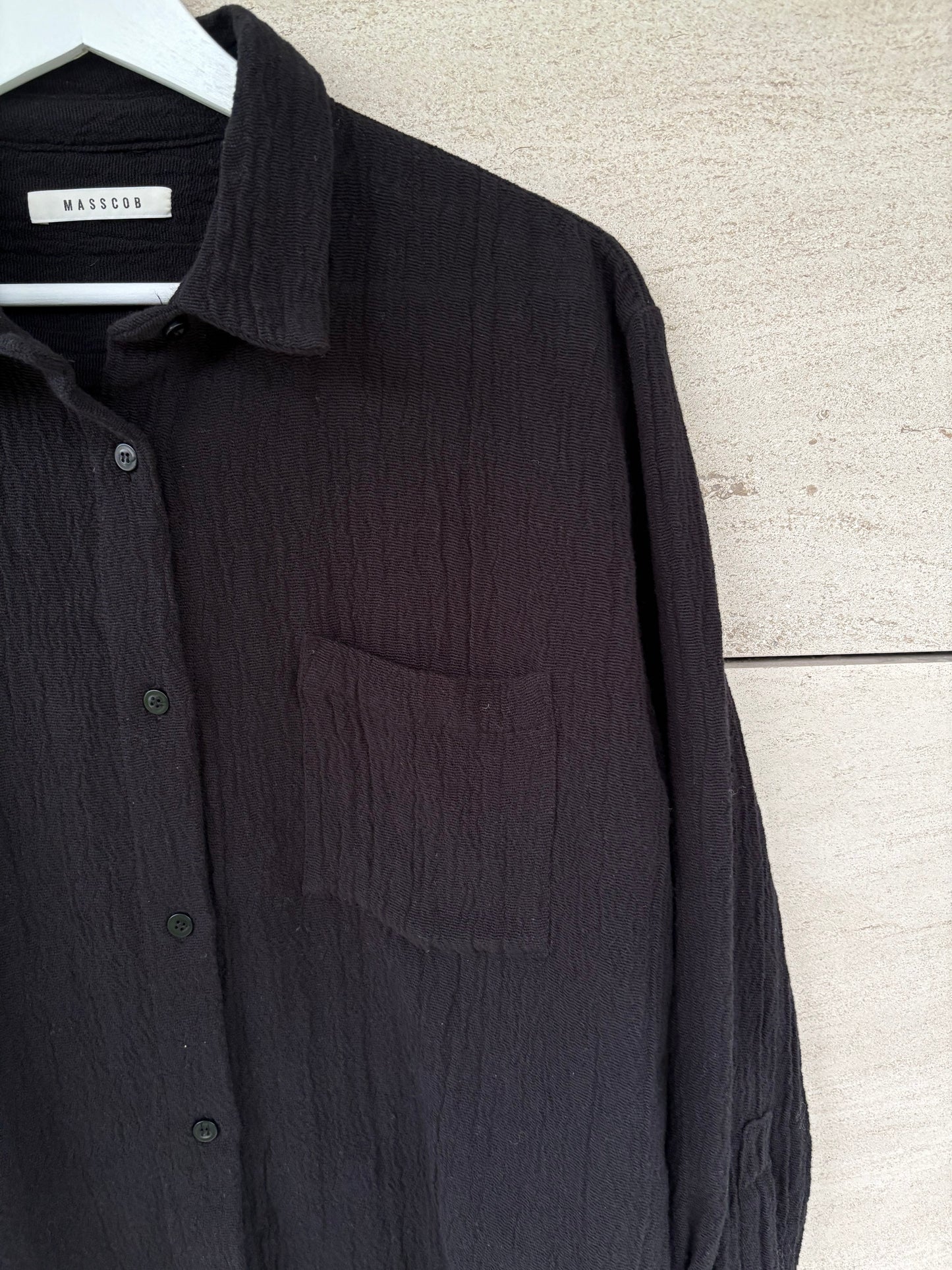 MASSCOB. Camisa negra textura