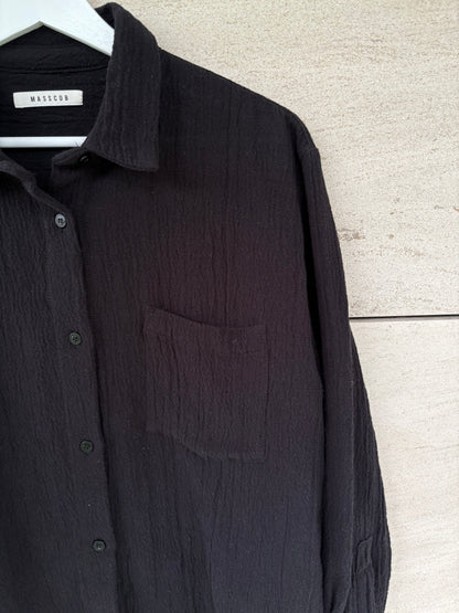 MASSCOB. Camisa negra textura