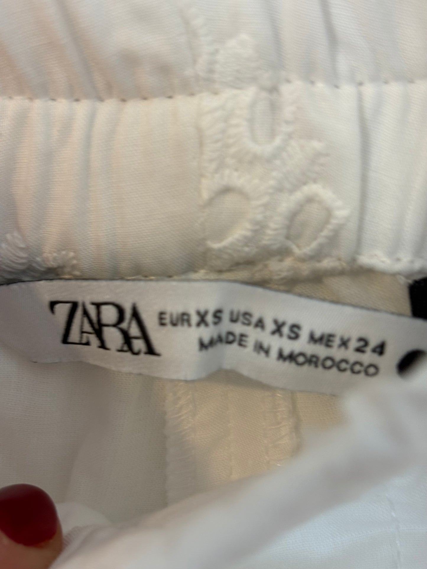 ZARA. Bermuda larga blanca bordados