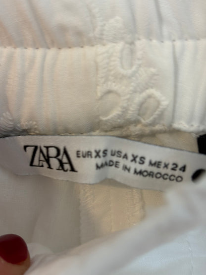 ZARA. Bermuda larga blanca bordados