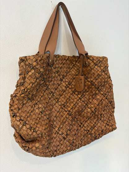 FURLA. Bolso de hombro piel trenzada