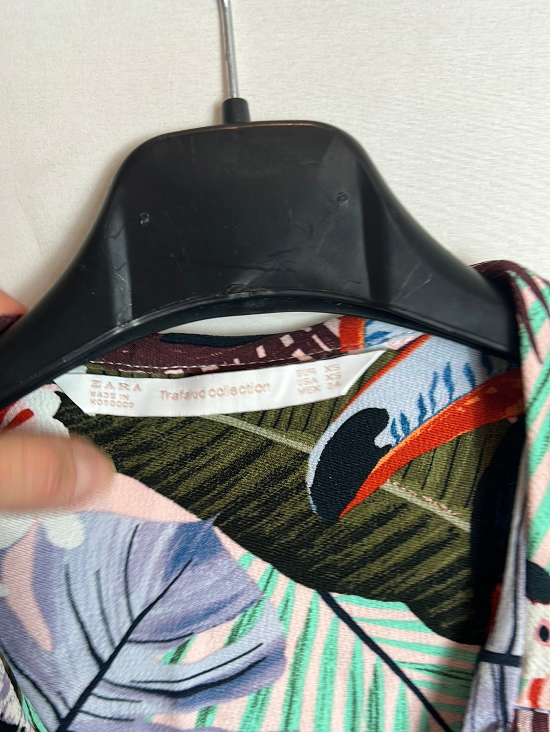 ZARA. Flowy blouse with tropical print. Size XS