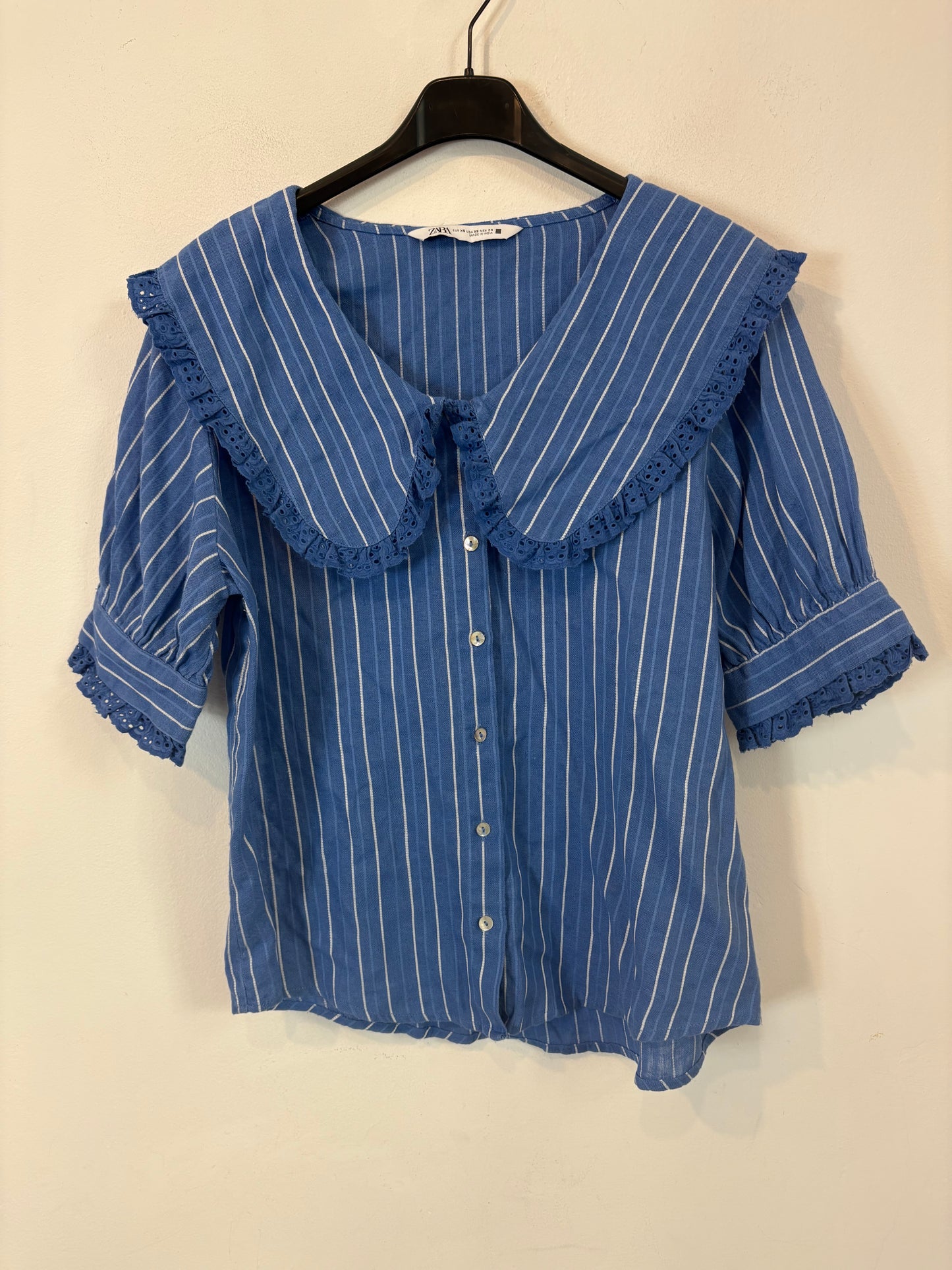 ZARA. Blusa azul lino cuello