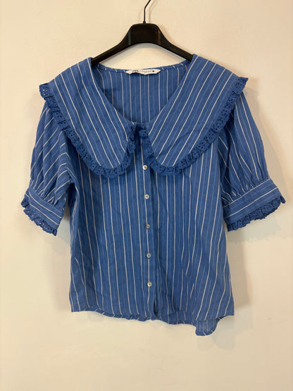 ZARA. Blusa azul lino cuello
