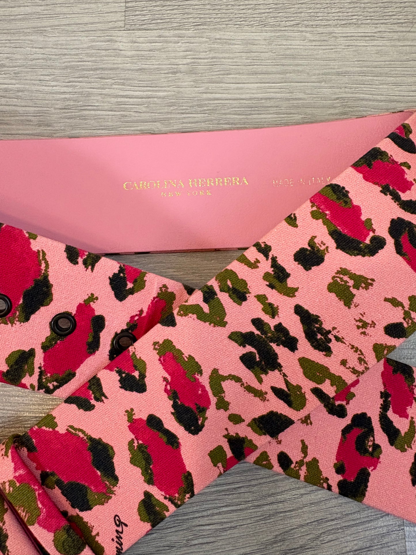 CAROLINA HERRERA . Cinturón rosa estampado