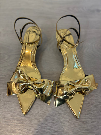 ZARA. Sandalia dorada lazo