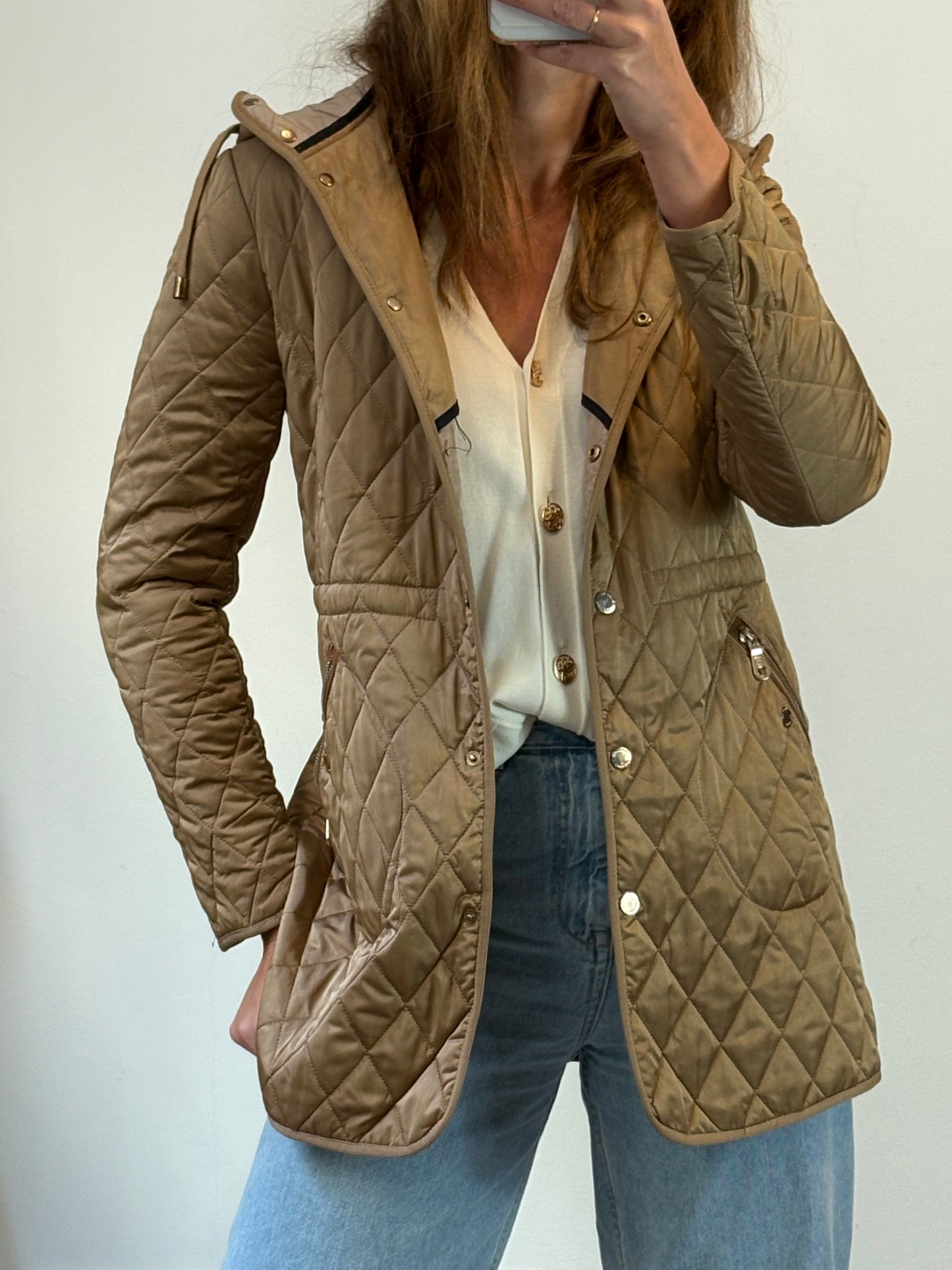 MASSIMO DUTTI. Abrigo beige guateado capucha