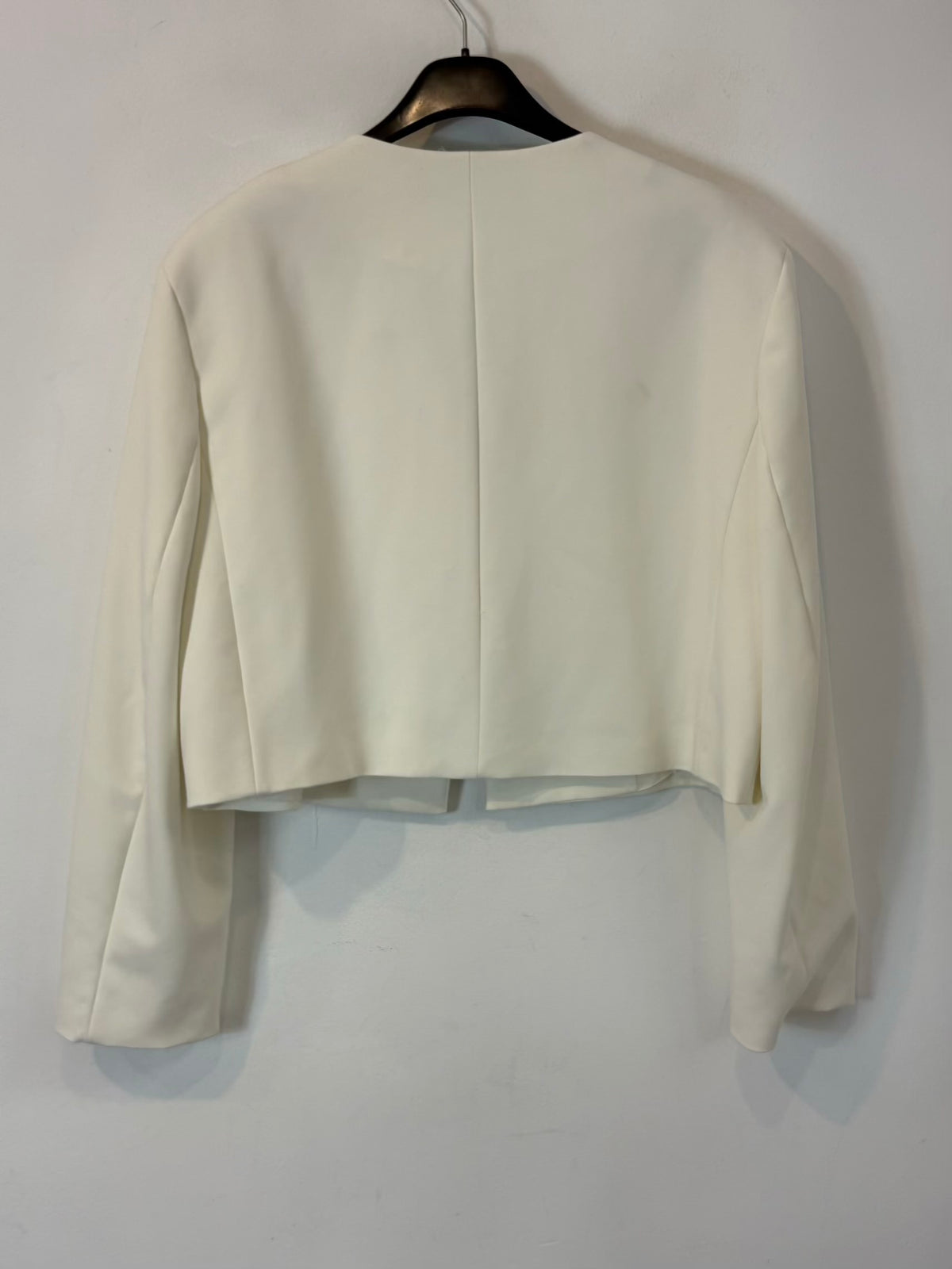 ZARA. Chaqueta blanca botones dorados