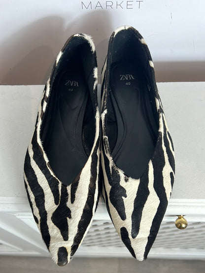 ZARA. Zapato plano textura print. T 40