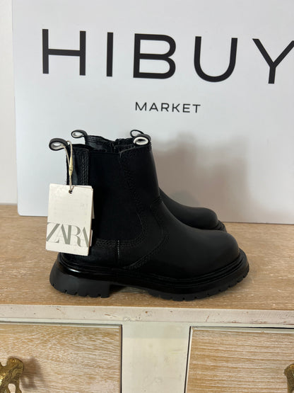 ZARA. Black Chelsea boots. Size 30