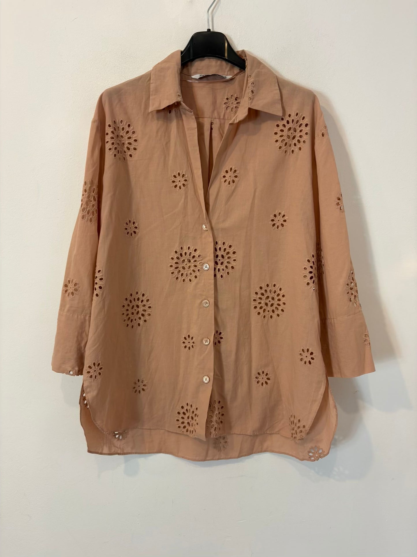 ZARA. Blusa rosa empolvado bordados