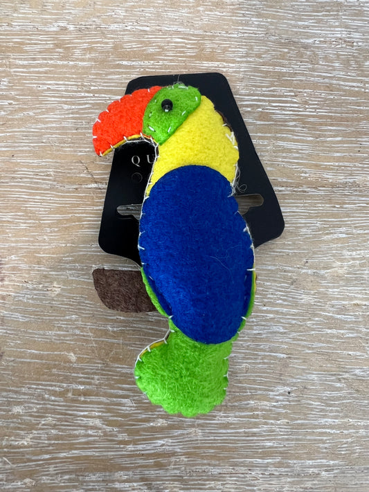 OTRAS. Broche loro tela colores