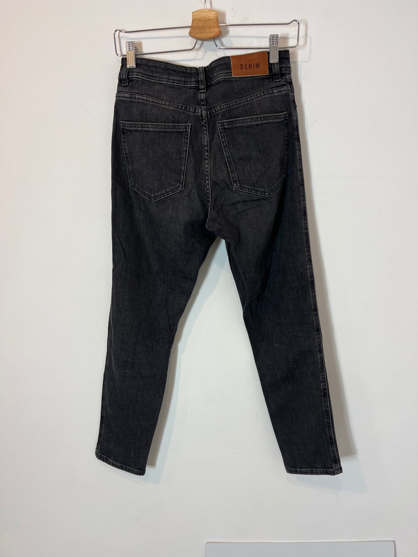 SEZANE. Pantalón denim negro pitillo T.26(36)