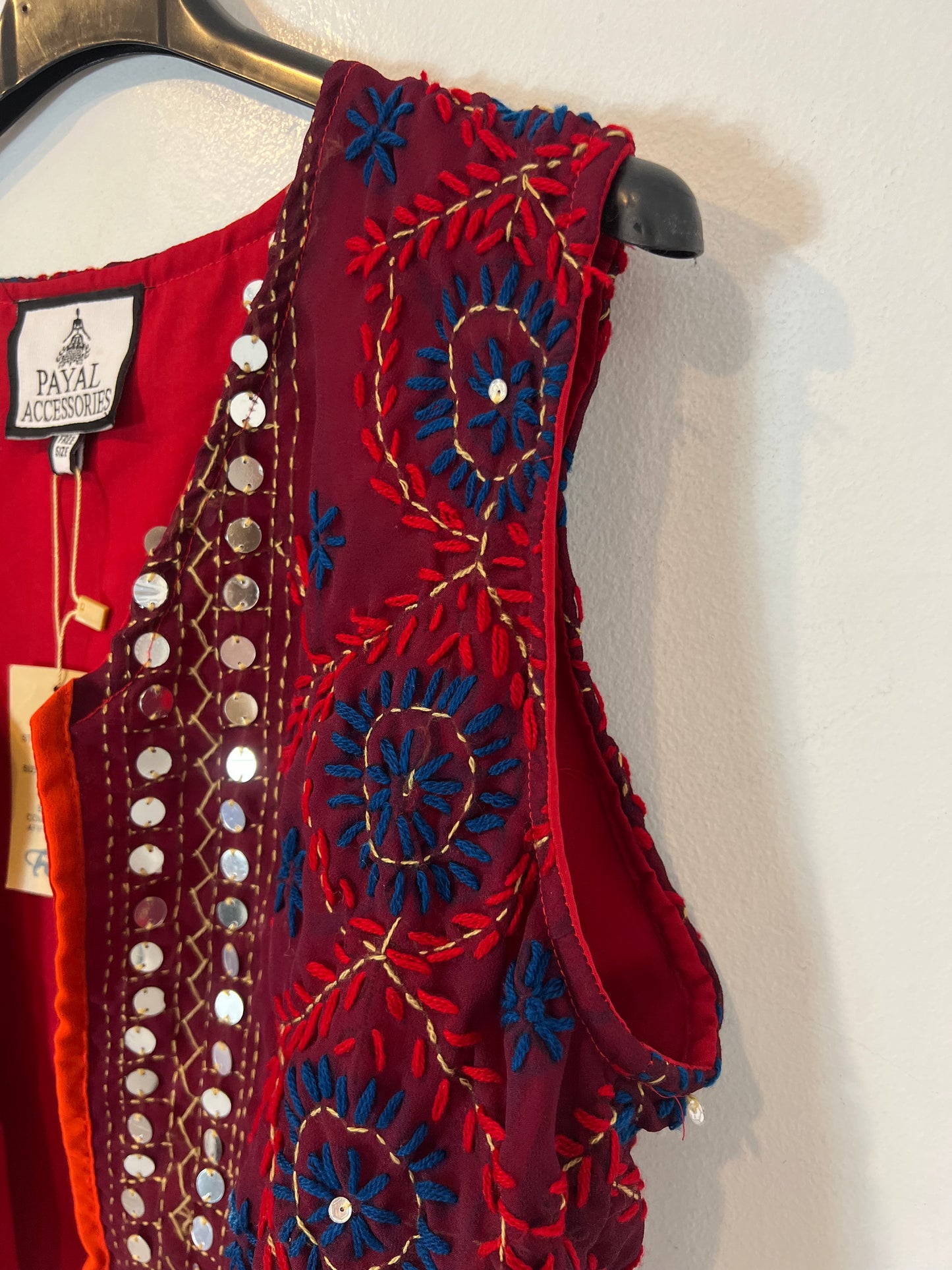 OTRAS. Chaleco bordados tonos rojos. T S/M