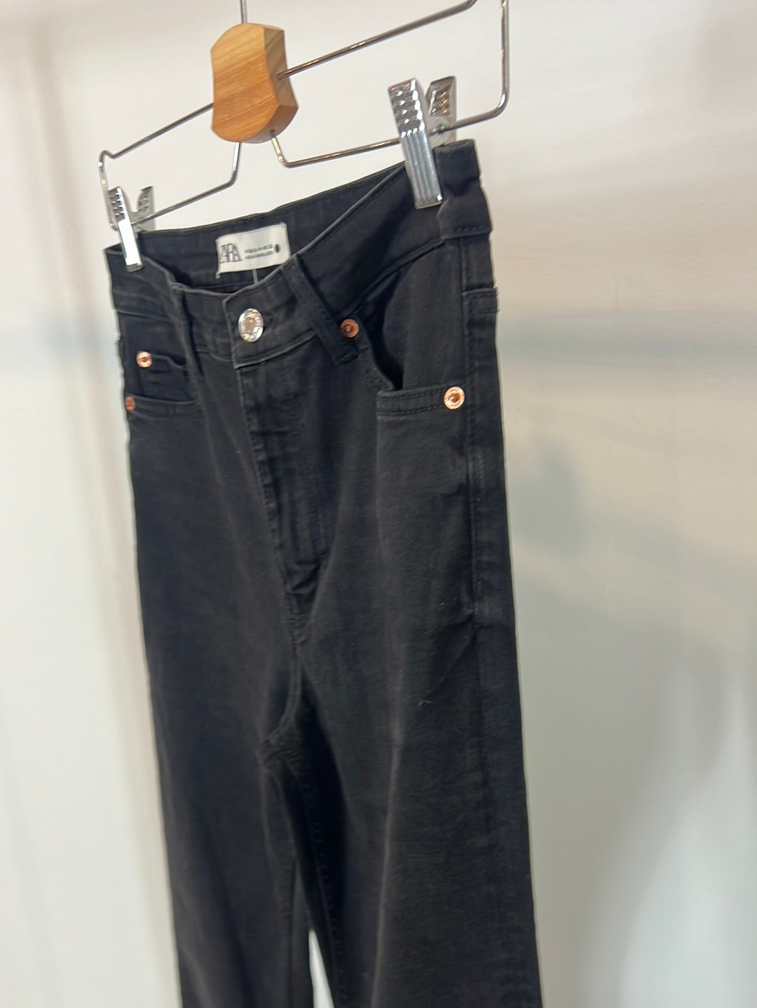 ZARA. Denim negro campana. T 36