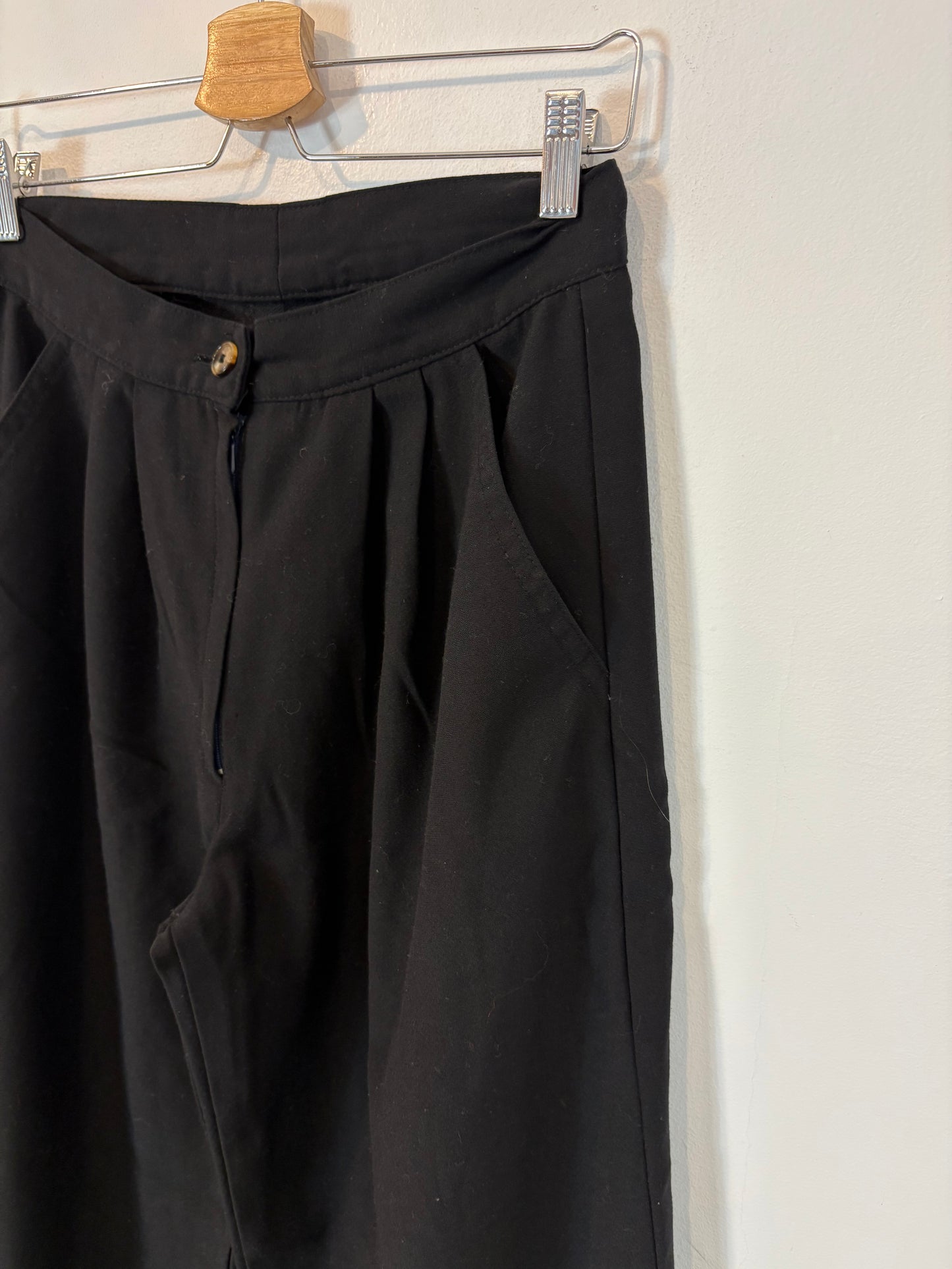 OTRAS. Pantalón negro pinzas. T S