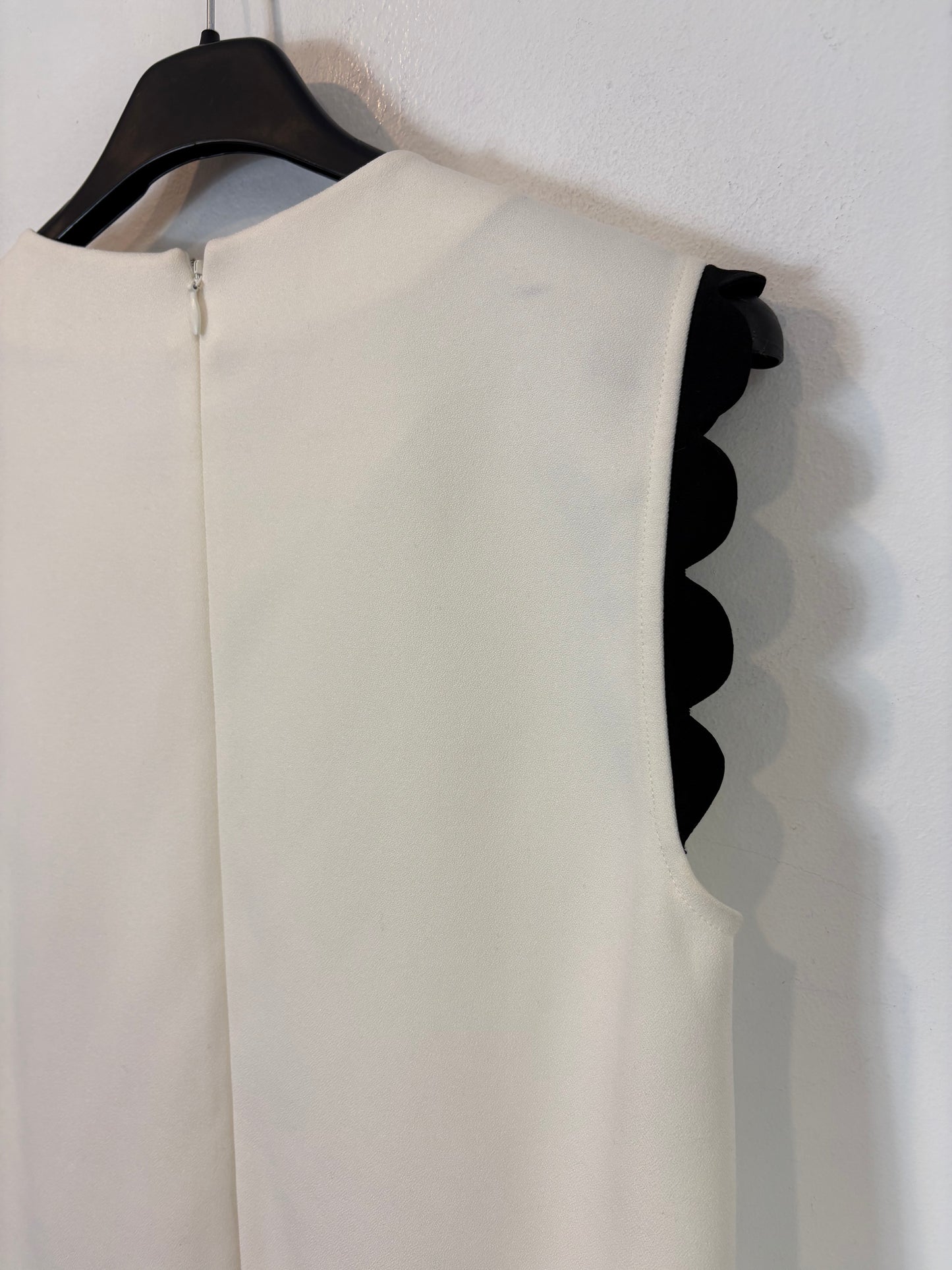 RED VALENTINO. Vestido corto volante. T 40 (S)