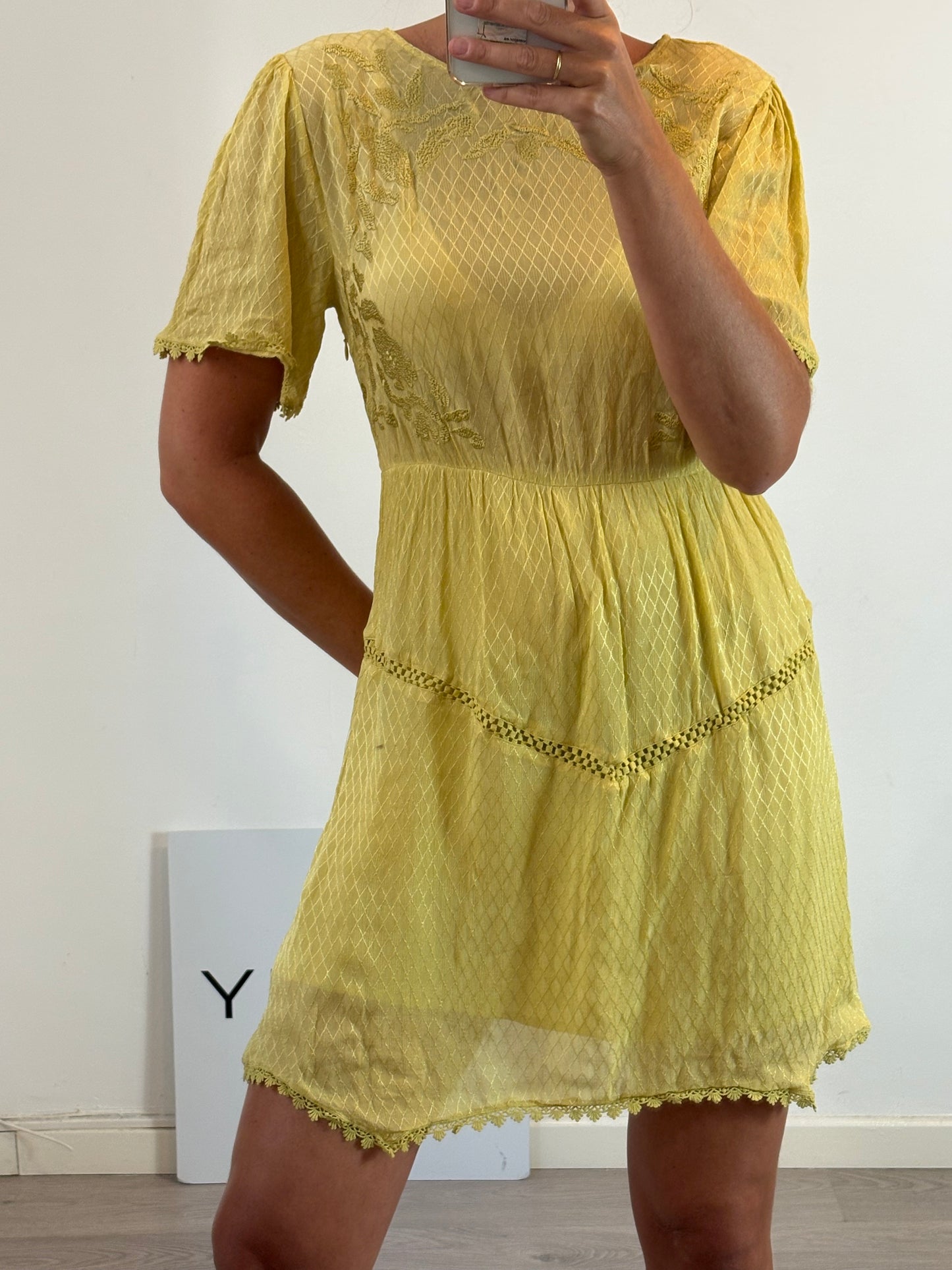 INTROPIA. Short dress with lace and embroidery details. TM