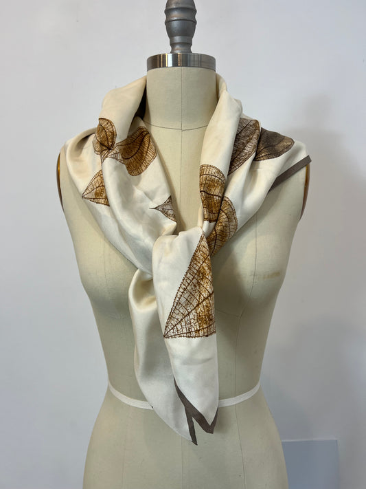 CAROLINA HERRERA. Pañuelo seda hojas tonos marrones