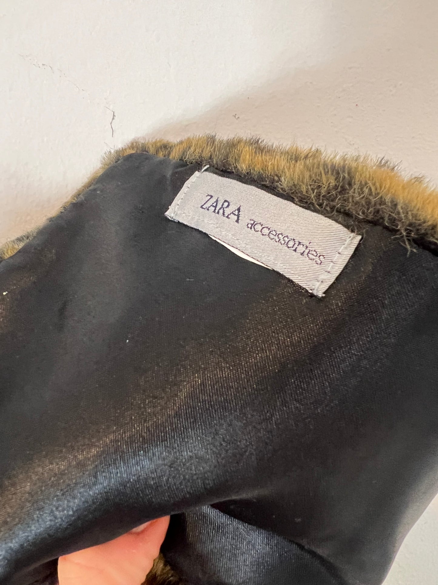 ZARA. Cuello pelo animal print