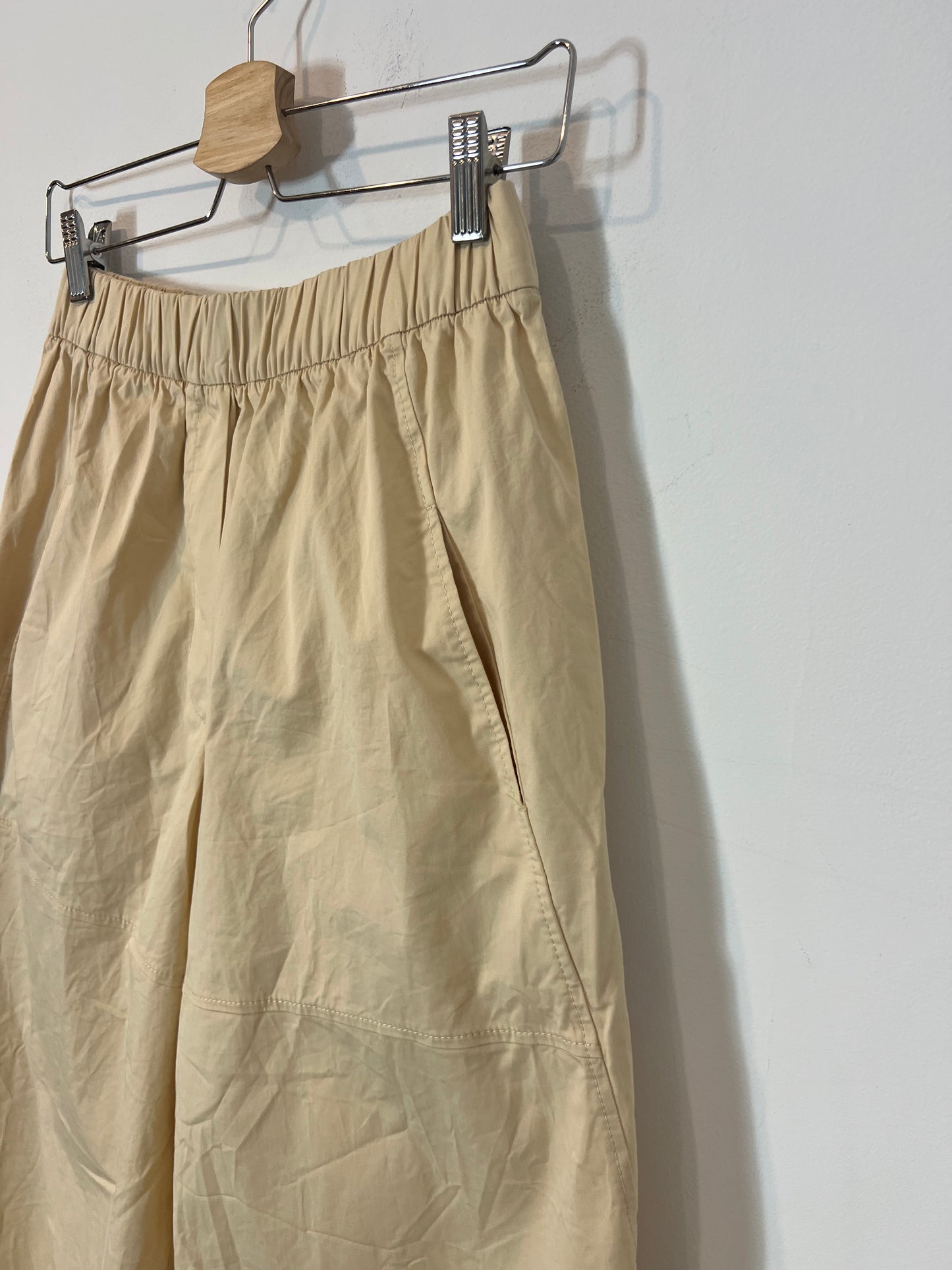 MAKSU. Pantalón ancho fluido beige T.s