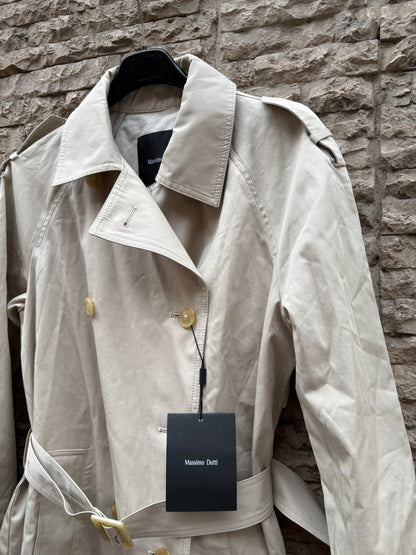MASSIMO DUTTI. Gabardina beige clásica