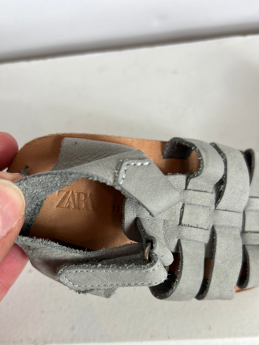 ZARA. Grey faux leather sandals. Size 18