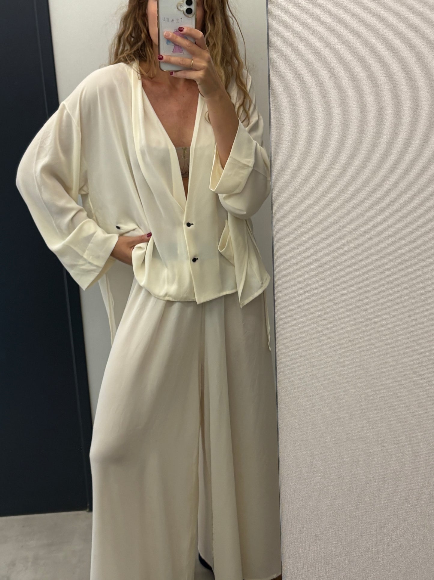 MARIA CALDERARA. Total look fluido color crudo