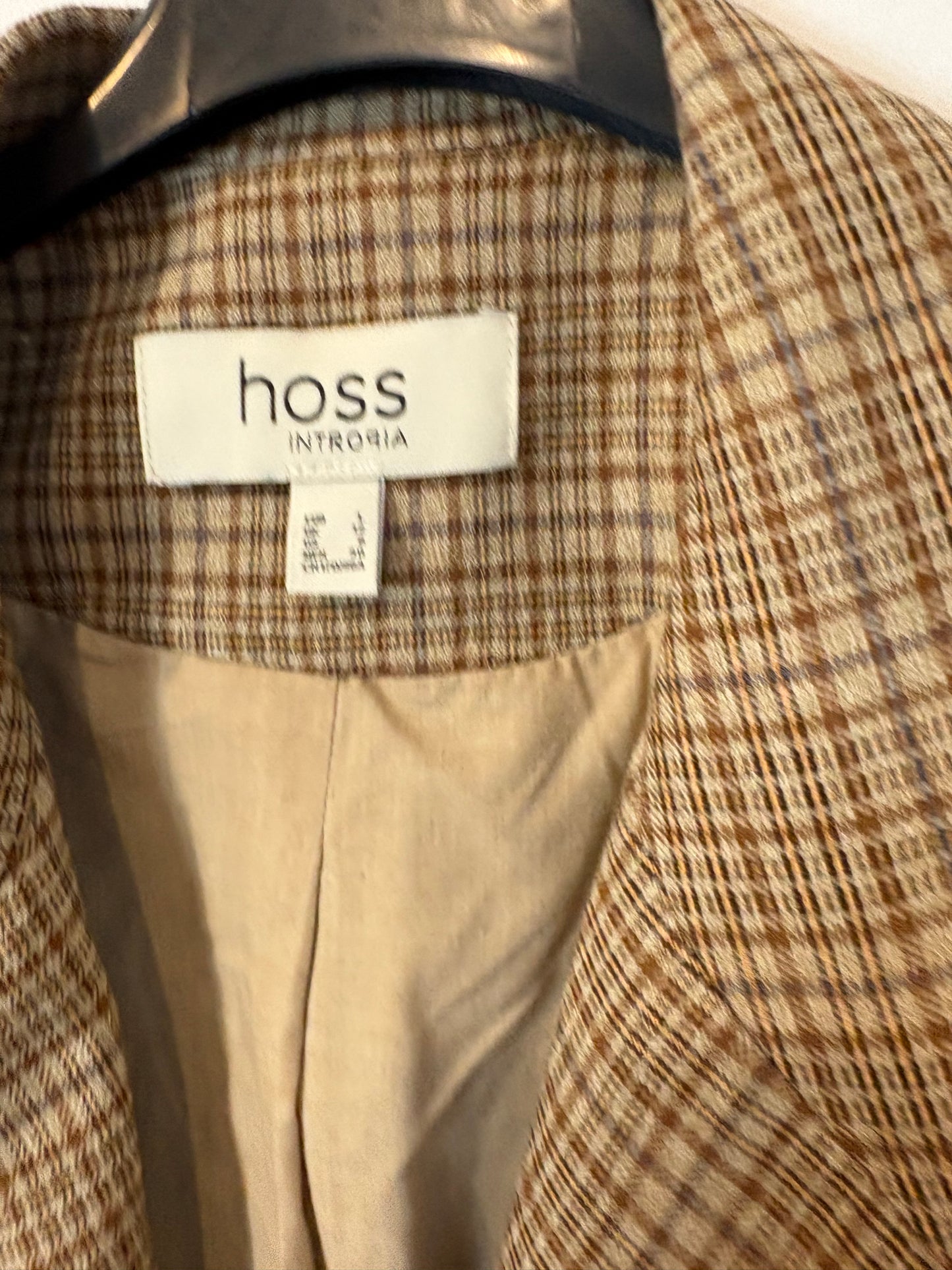 INTROPIA. Traje de chaqueta cuadros tonos beiges