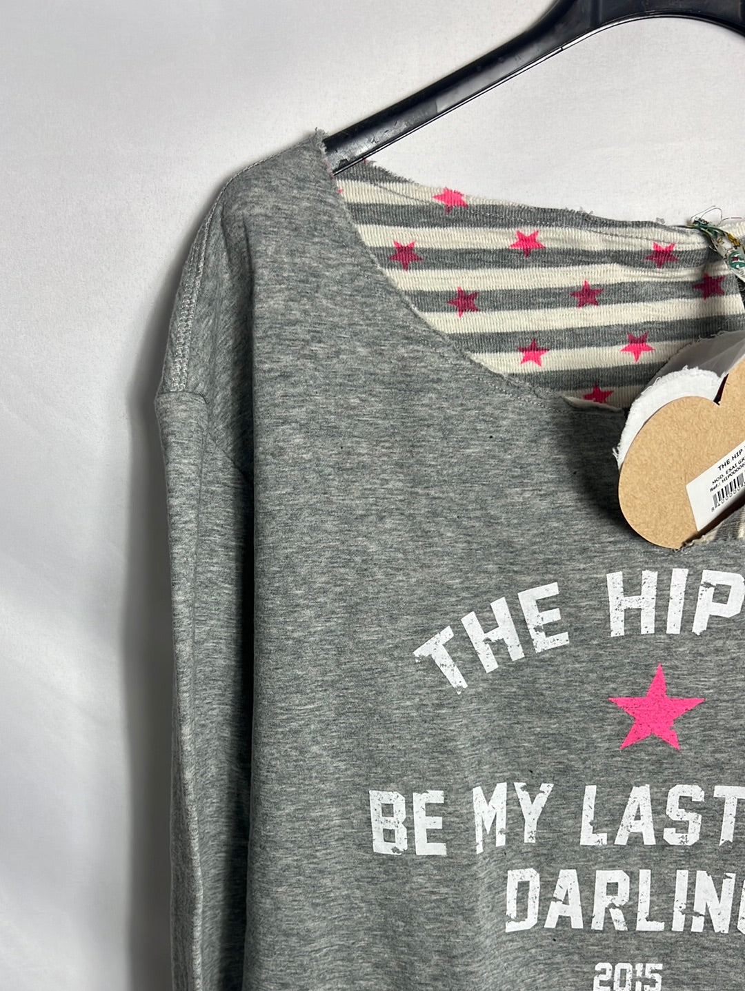 THE HIP TEED. Gray lettering sweatshirt. TS/M