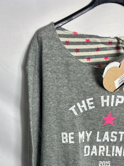 THE HIP TEED. Gray lettering sweatshirt. TS/M
