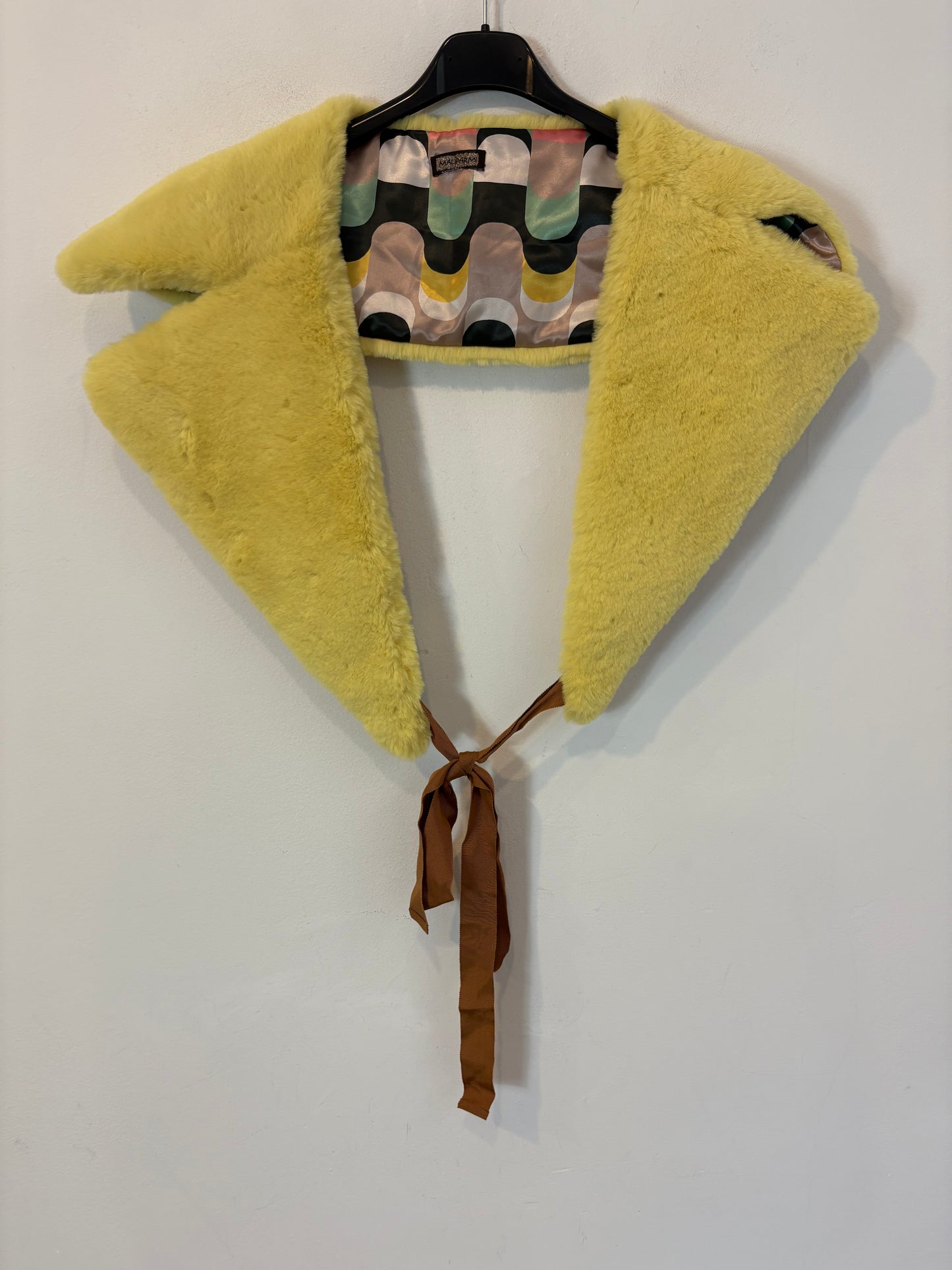 MALIPARMI. Cuello pelo colores