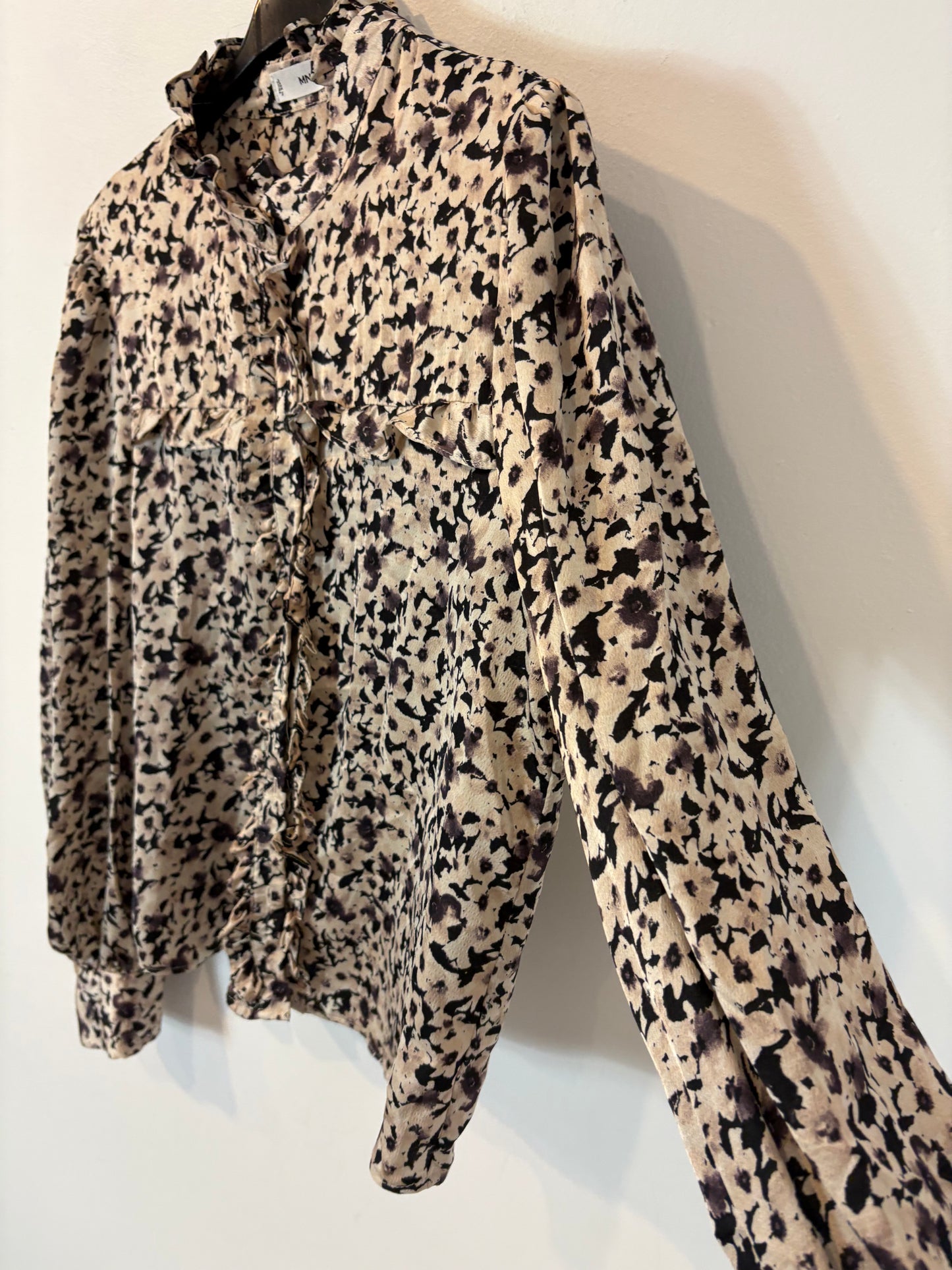 MANGO. Blusa estampado cuello volante