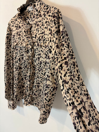 MANGO. Blusa estampado cuello volante