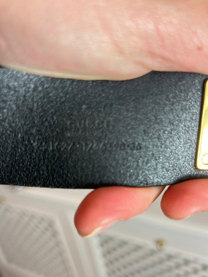 GUCCI. Cinturón piel negro hebilla dorada. T 90