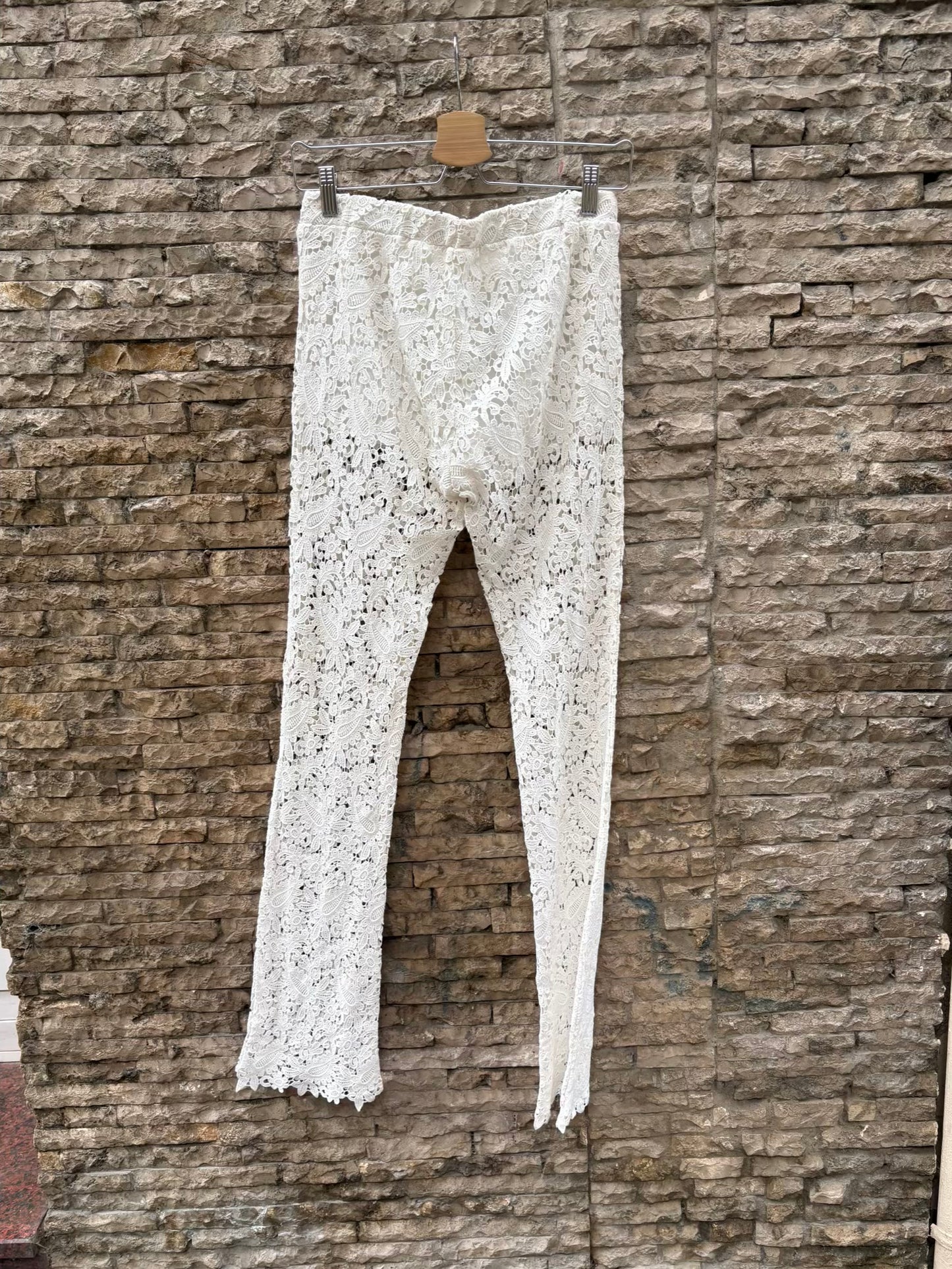 MAJE. Pantalón troquelado color crudo
