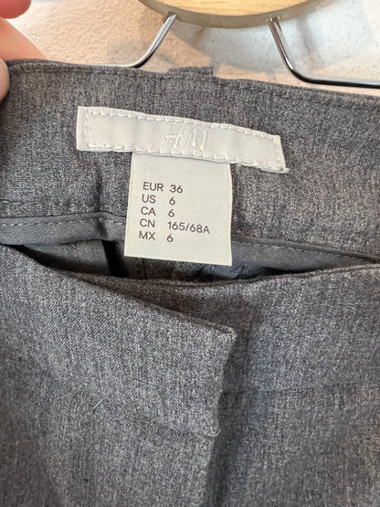 H&M. Pantalón gris formal T.36