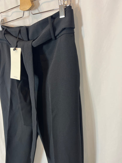 UTERQÜE. Trousers with pleats and ankle details. TL