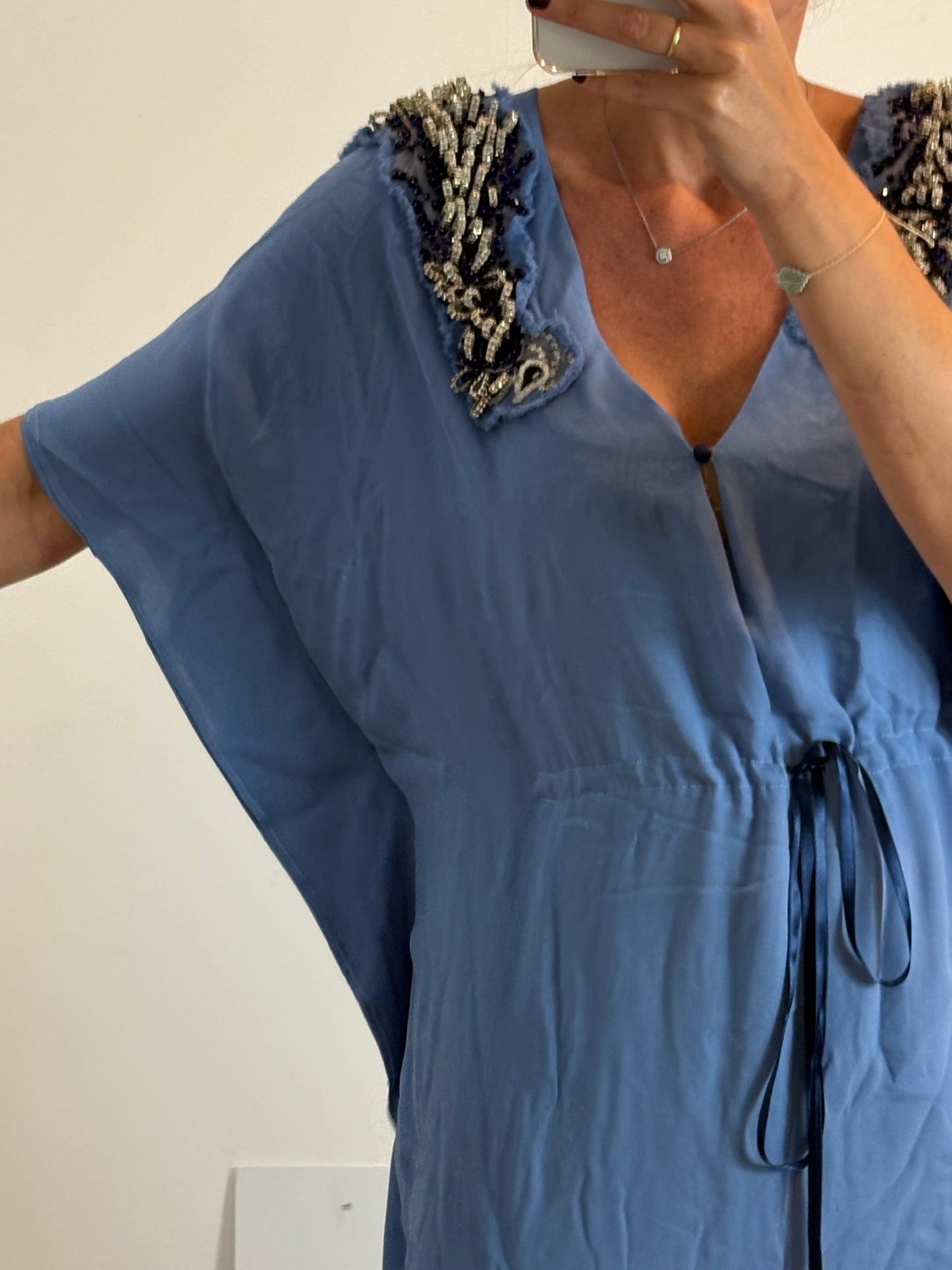 OTRAS. Vestido largo azul detalle pedrería hombros. T S