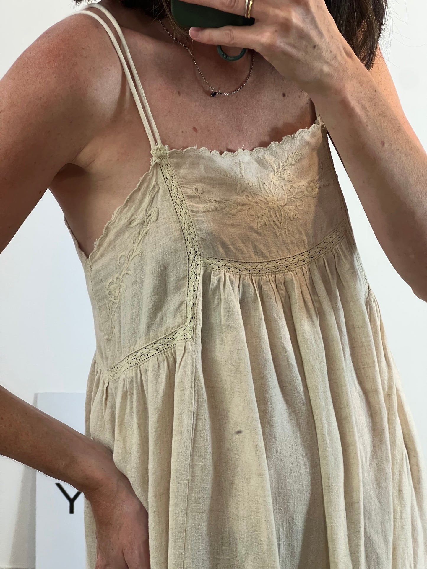 ZARA. Vestido beige bordado con lino  T.xs