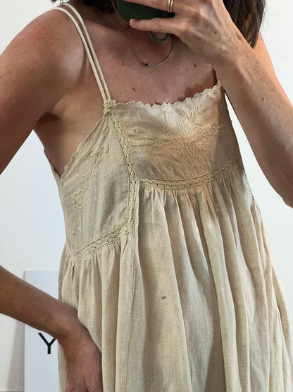 ZARA. Vestido beige bordado con lino  T.xs