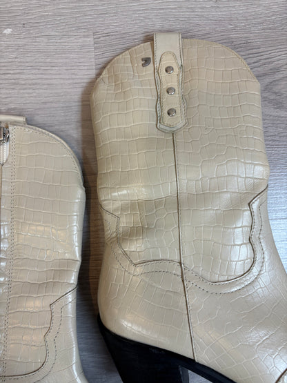 GIOSSEPO. Botas beige piel troquelada. T 41